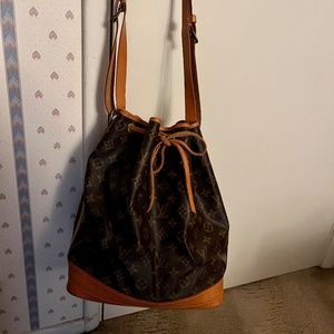Authentic LOUIS VUITTON Monogram Noe’ Bucket Bag